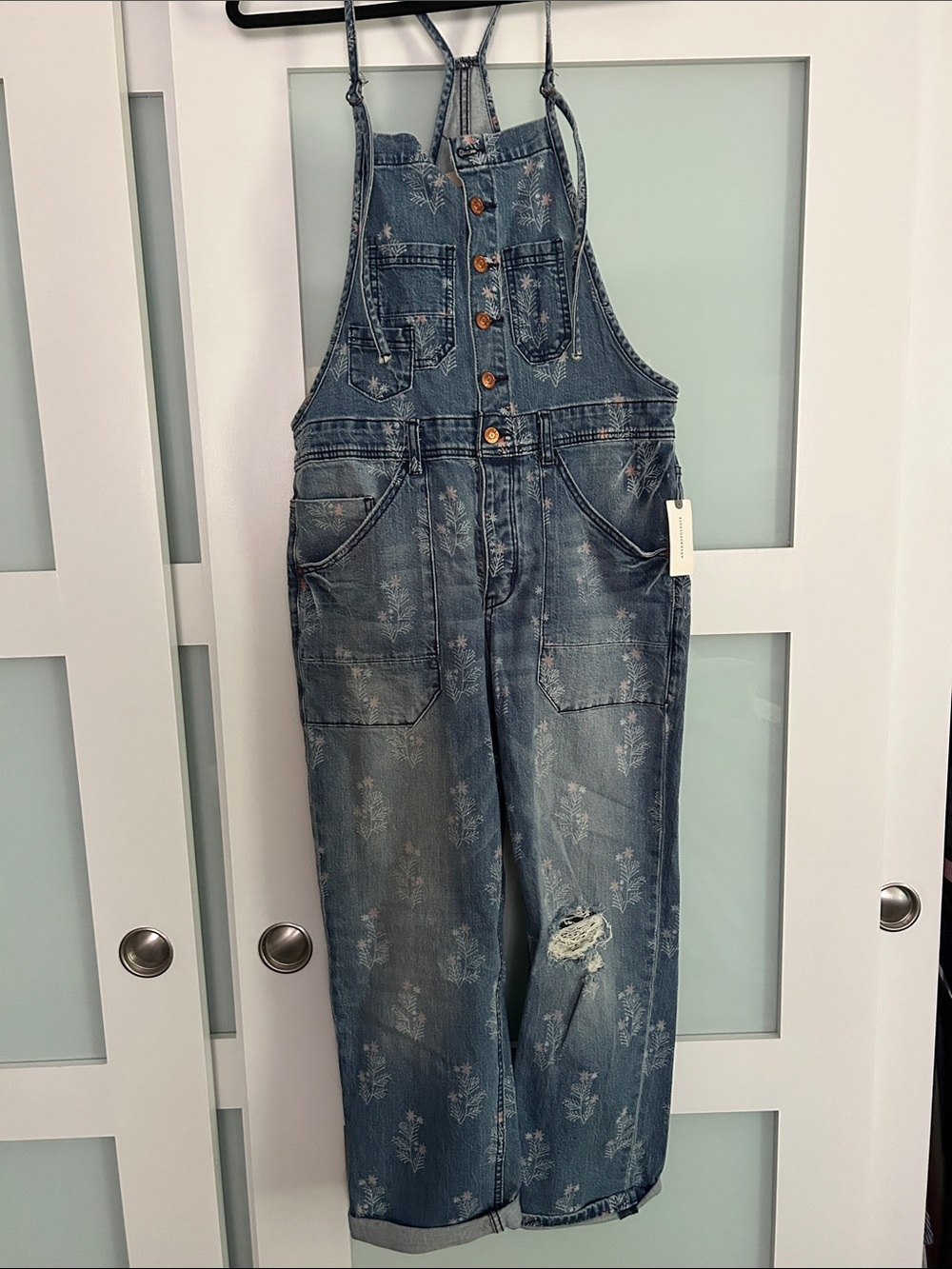 Anthropologie floral overalls
Ankle length
Size 29
NWT